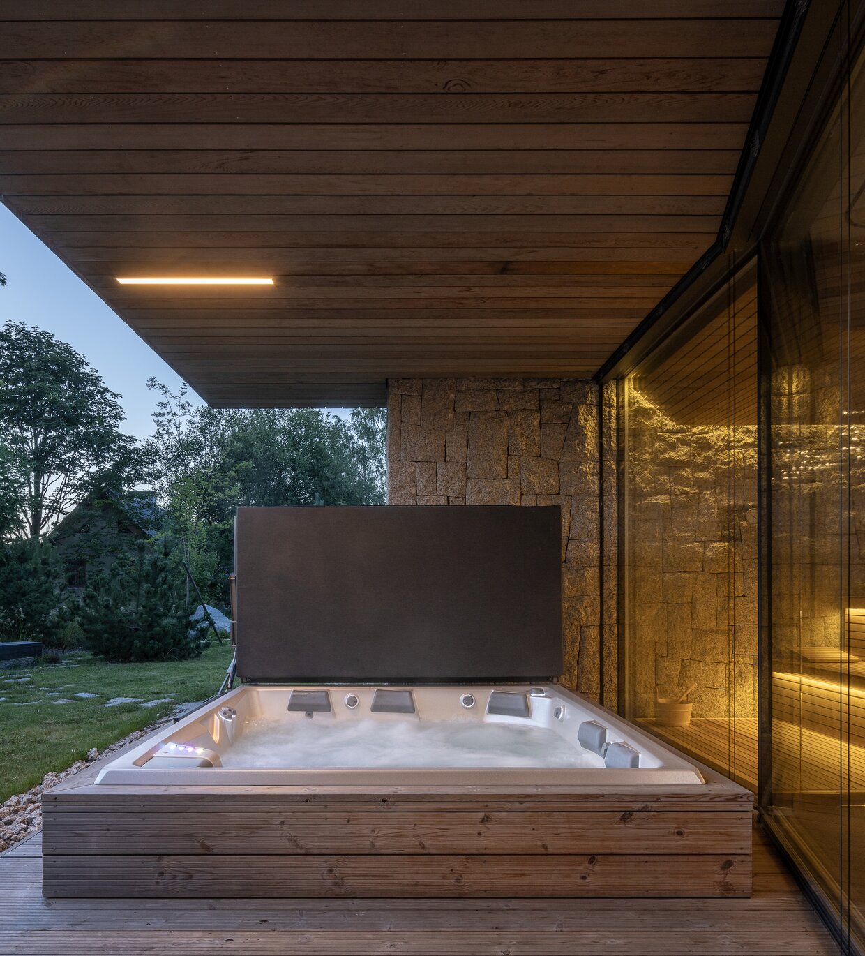 USSPA whirlpool Columba iN s mechanickým termokrytem na terase luxusního komplexu apartmánů