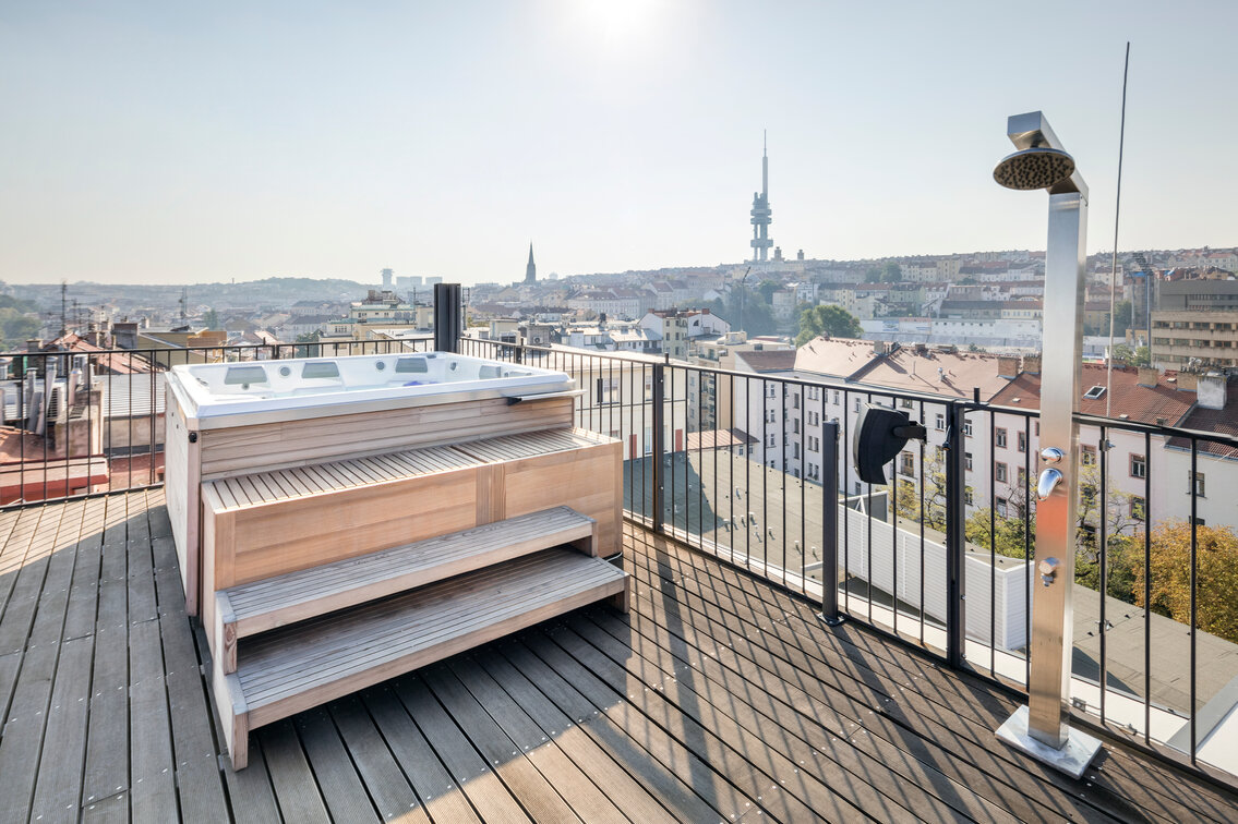 USSPA jacuzzi Columba iN až pro 7 lidí na venkovní terase v centru Prahy