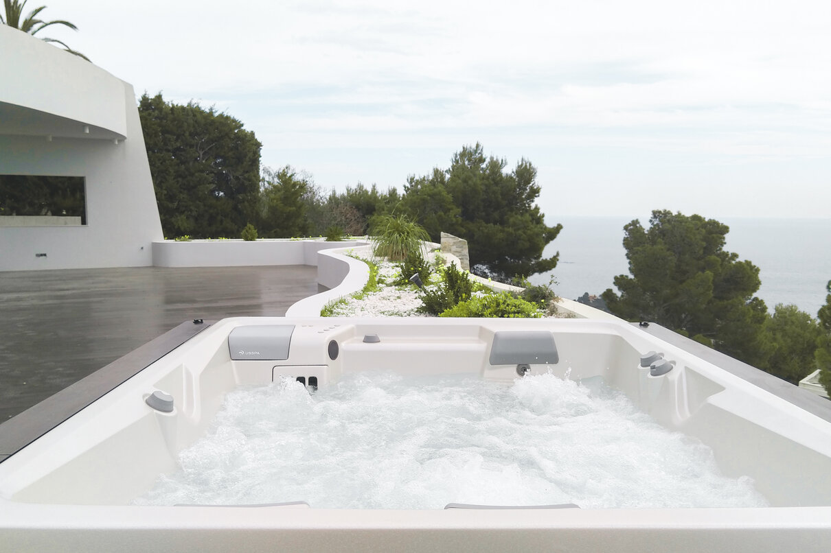 USSPA whirlpool Draco iN pro 4 lidi na terase s výhledem