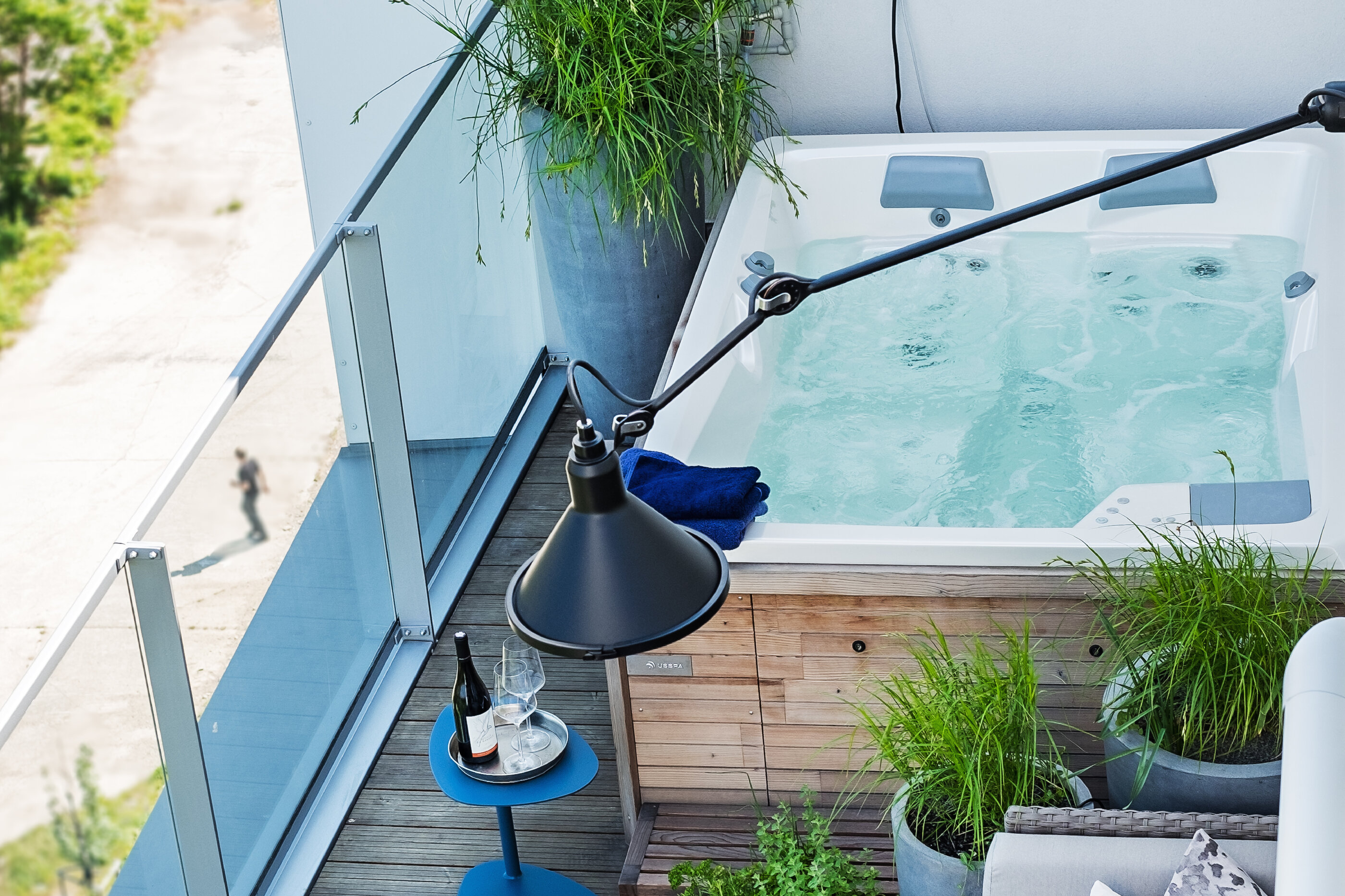 Malá vířivka USSPA Lyra iN pro 2 osoby na terase bytu