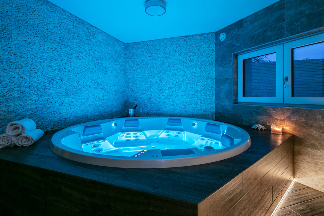 Kruhová vířivka USSPA Orion iN zabudovaná v interiéru