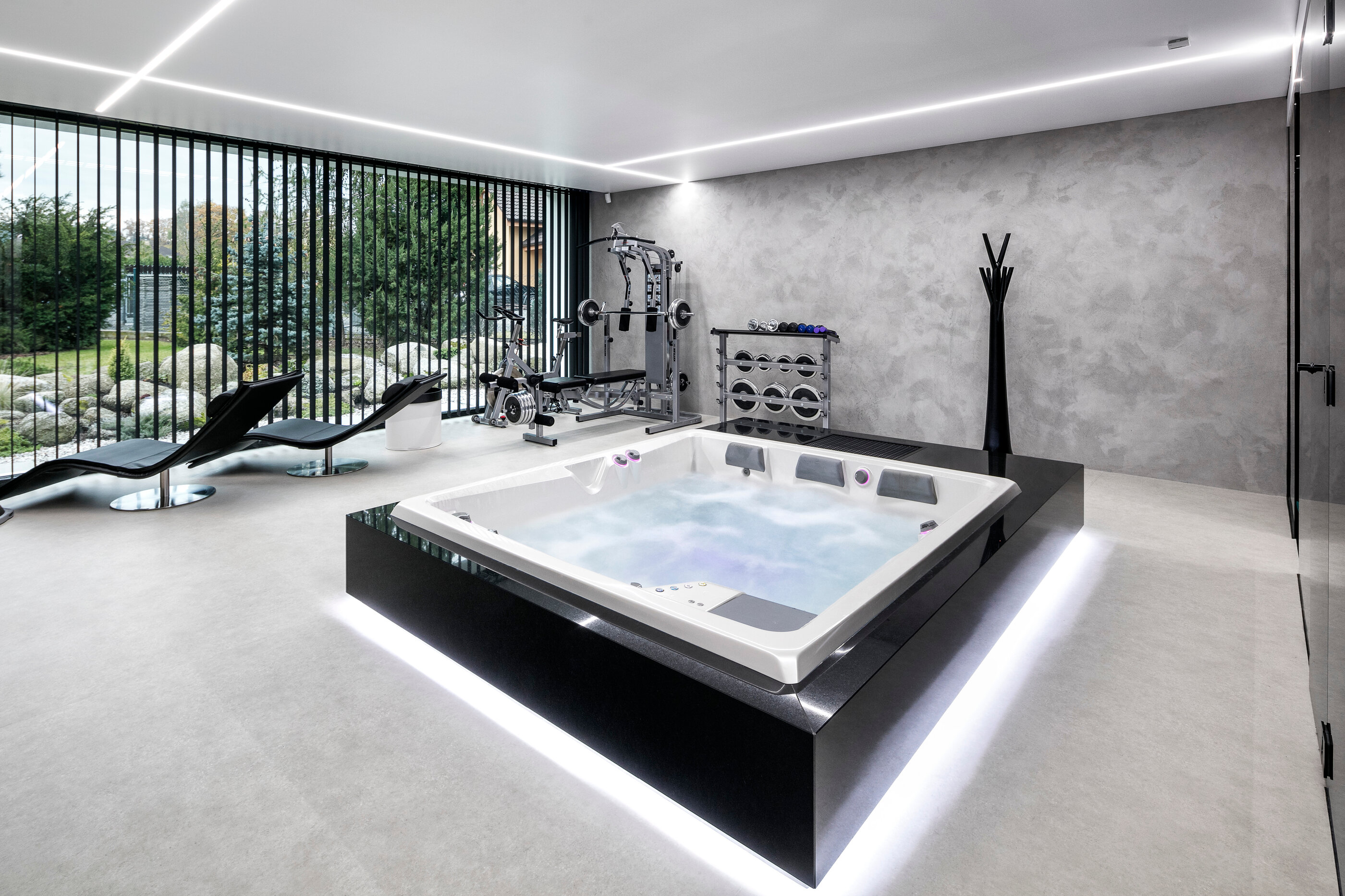 Vnitřní instalace vířivky Persea iN od USSPA v luxusním domácím wellness