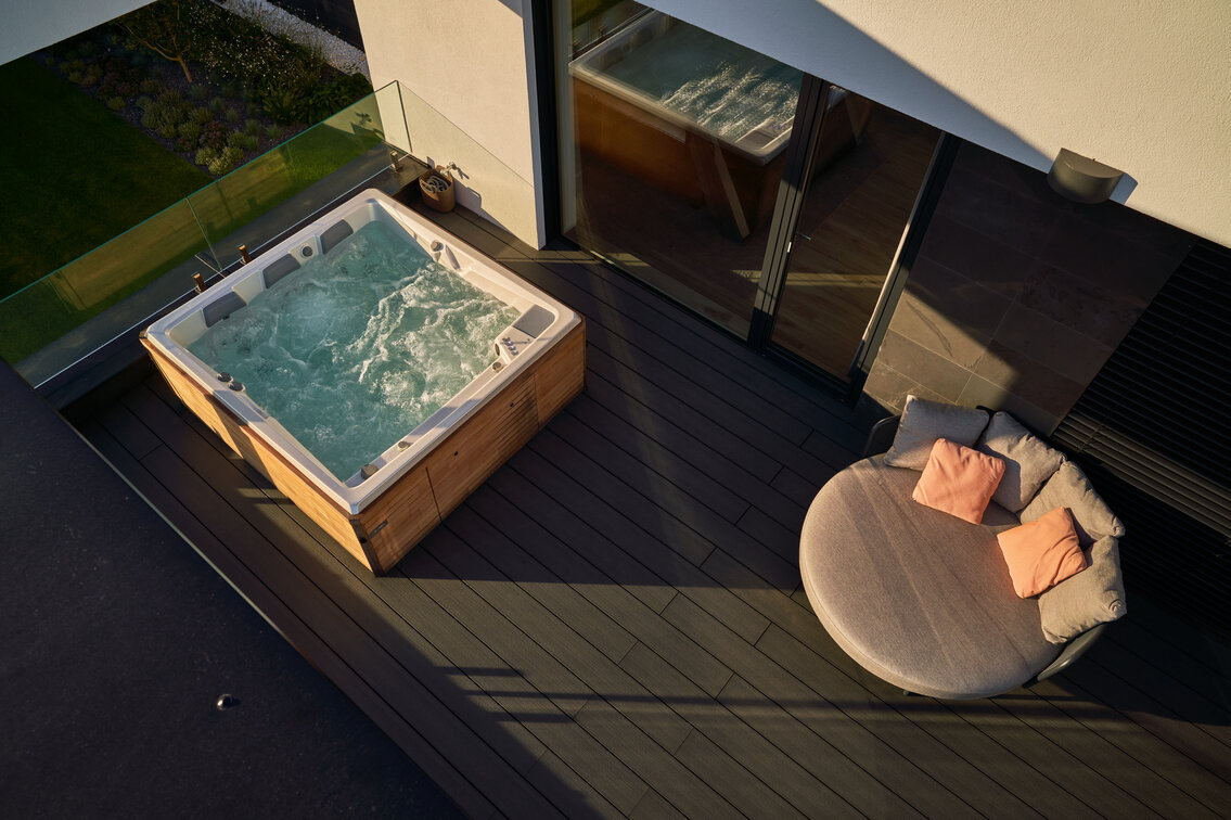 Vířivka USSPA Persea iN pro 5 osob na terase v patře rodinného domu