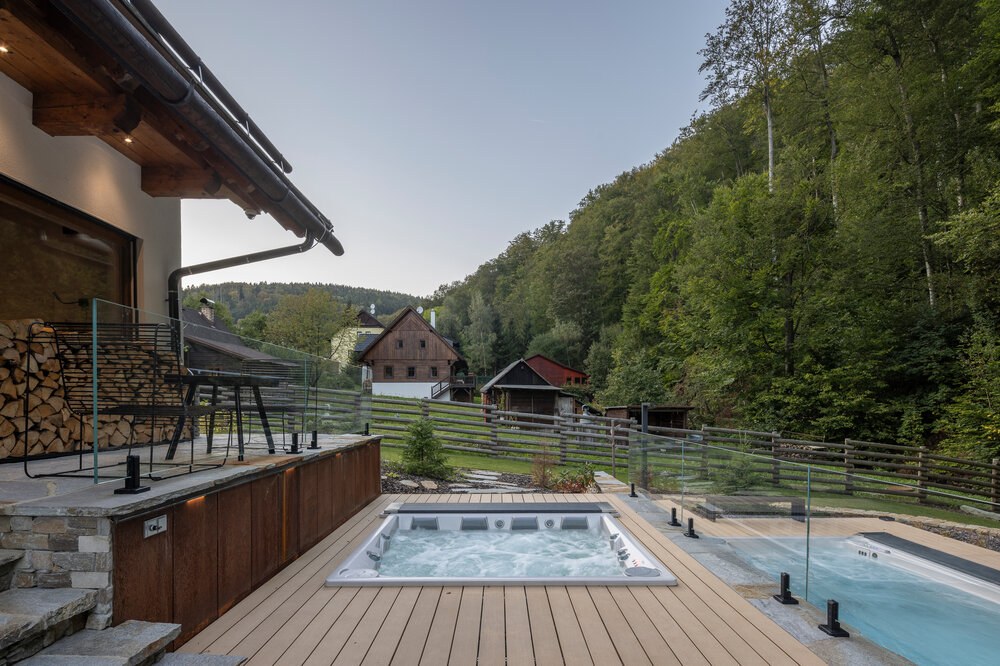 Luxusní whirlpool USSPA Lounge iN s automatickým termokrytem zabudovaný do venkovní terasy