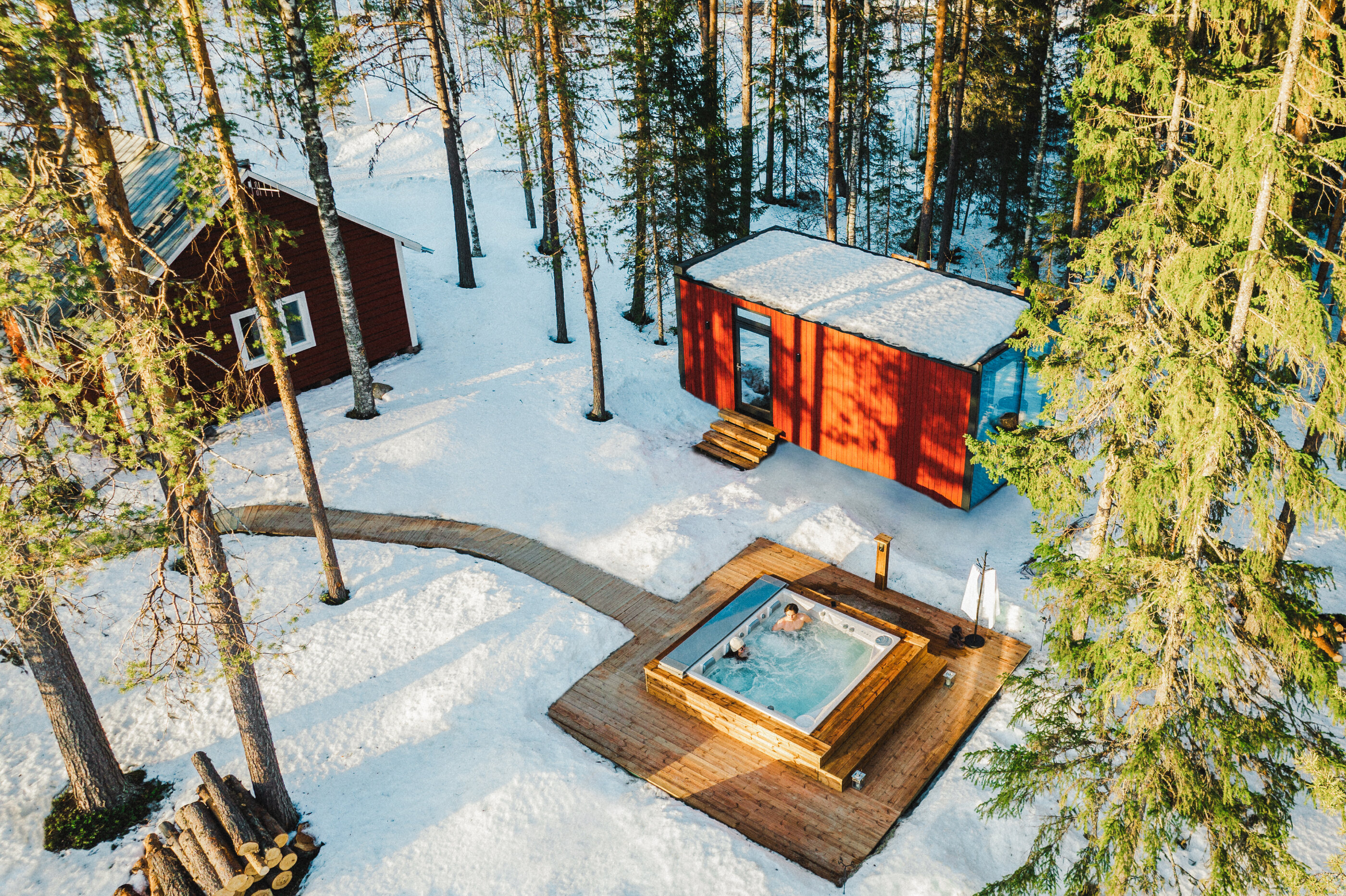 USSPA vířivka Lounge iN pro 7 lidí uprostřed zimní krajiny