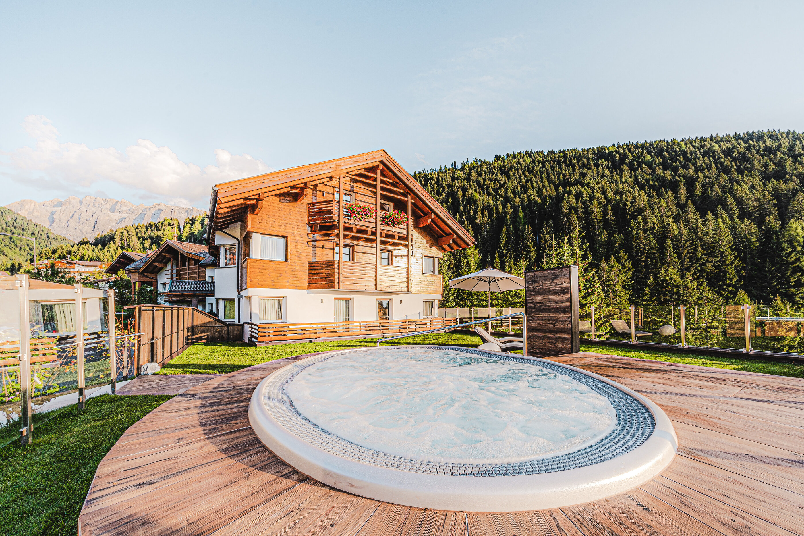 Profesionální vířivka Arena s kapacitou 12 osob zabudovaná v zahradě italského penziónu