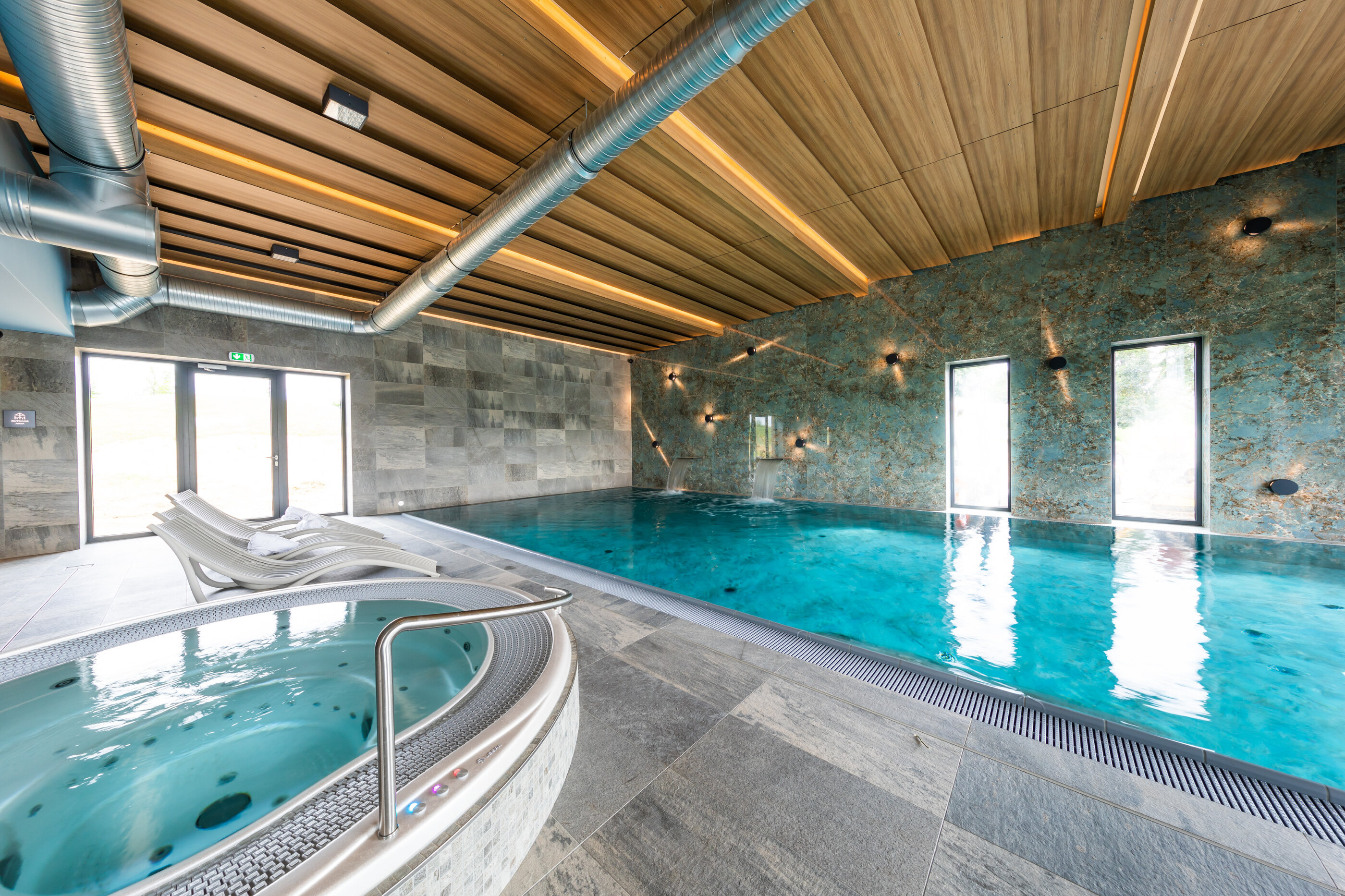 Kombinace profesionální vířivky USSPA Dino s plaveckým bazénem ve vnitřním hotelovém wellness