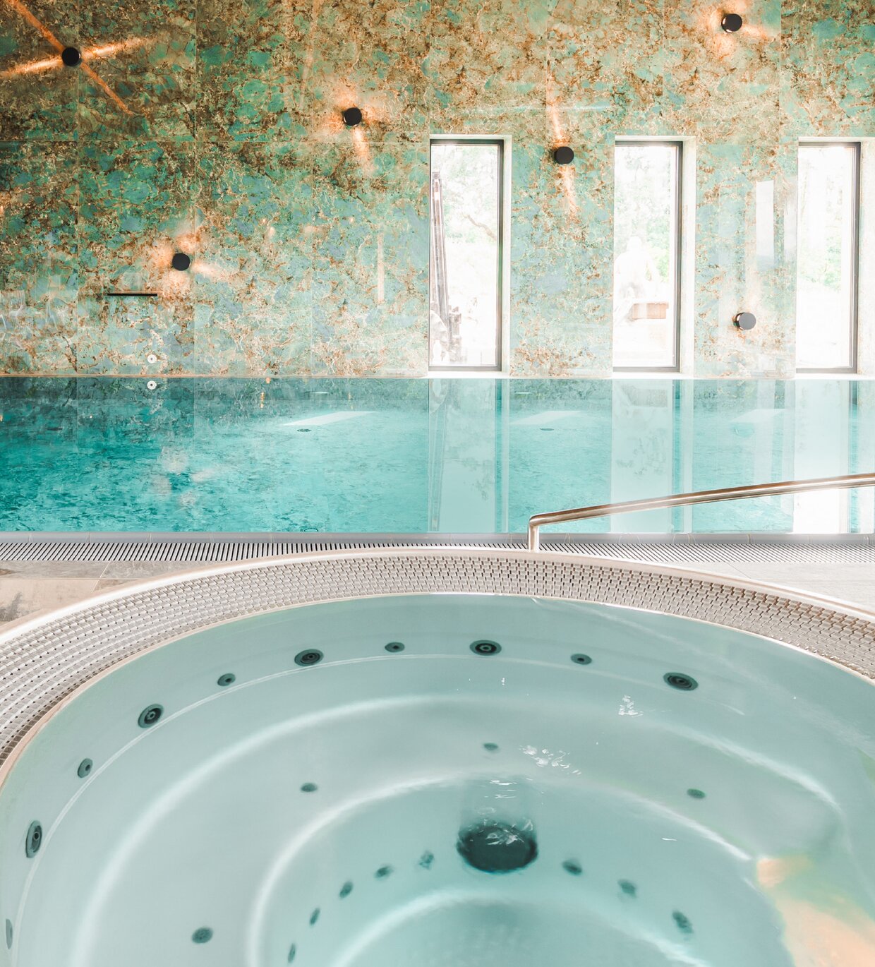 Kombinace komerční vířivky USSPA Dino s plaveckým bazénem ve vnitřním hotelovém wellness