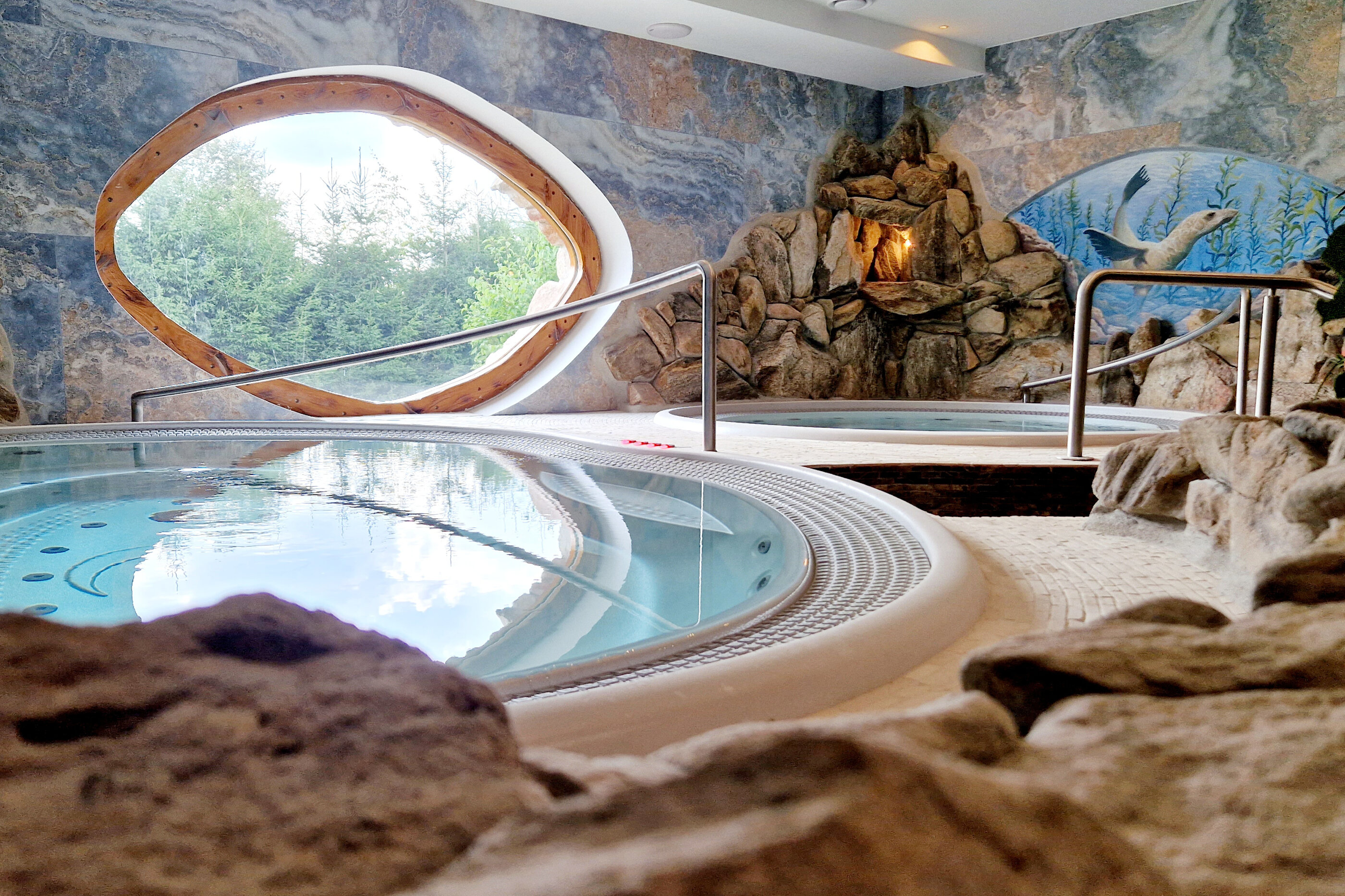 Netradiční instalace komerční vířivky USSPA Arena s kapacitou 12 osob v hotelovém wellness