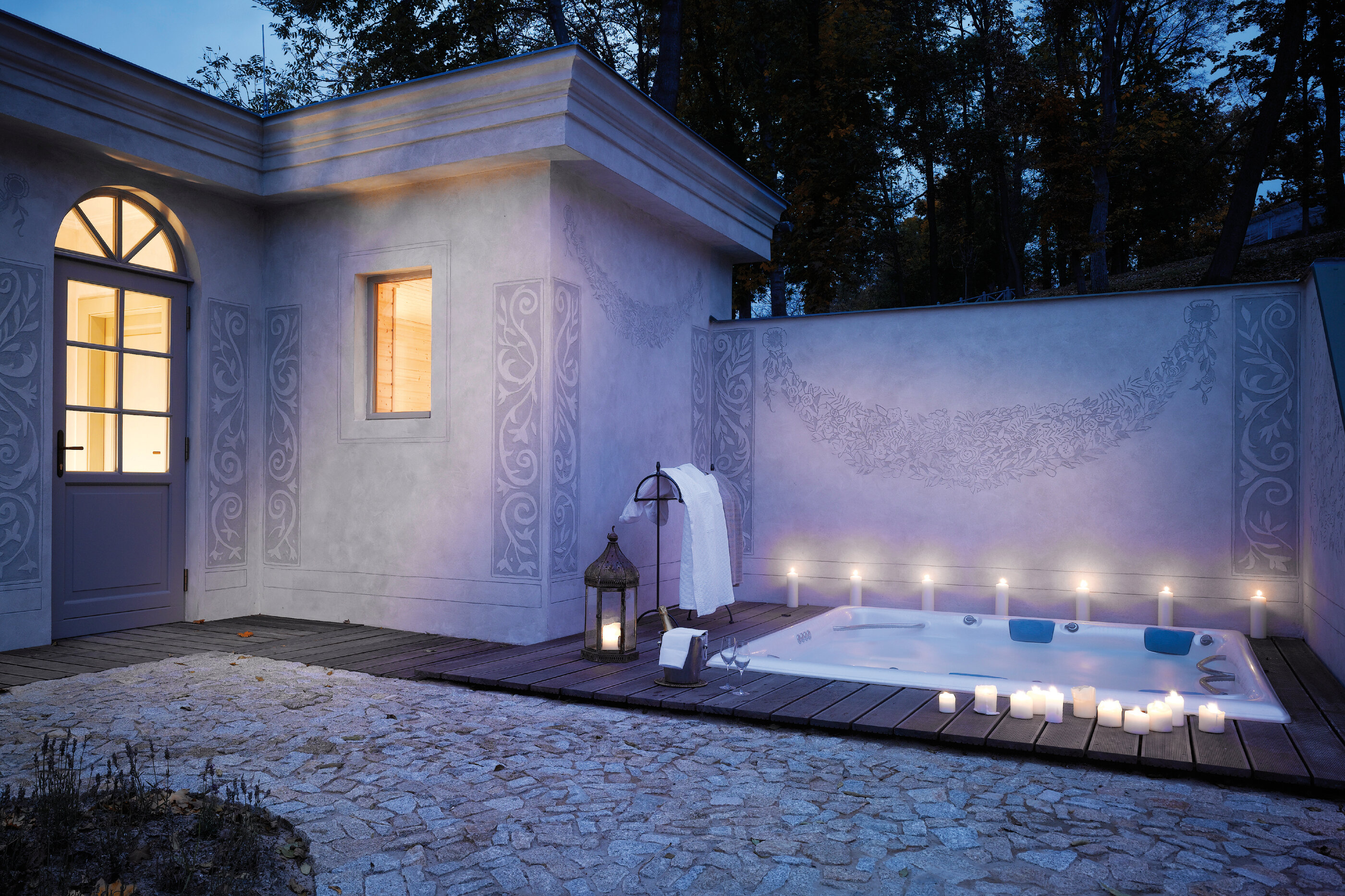 Komerční vířivka Master s kapacitou až 6 lidí v soukromém wellness