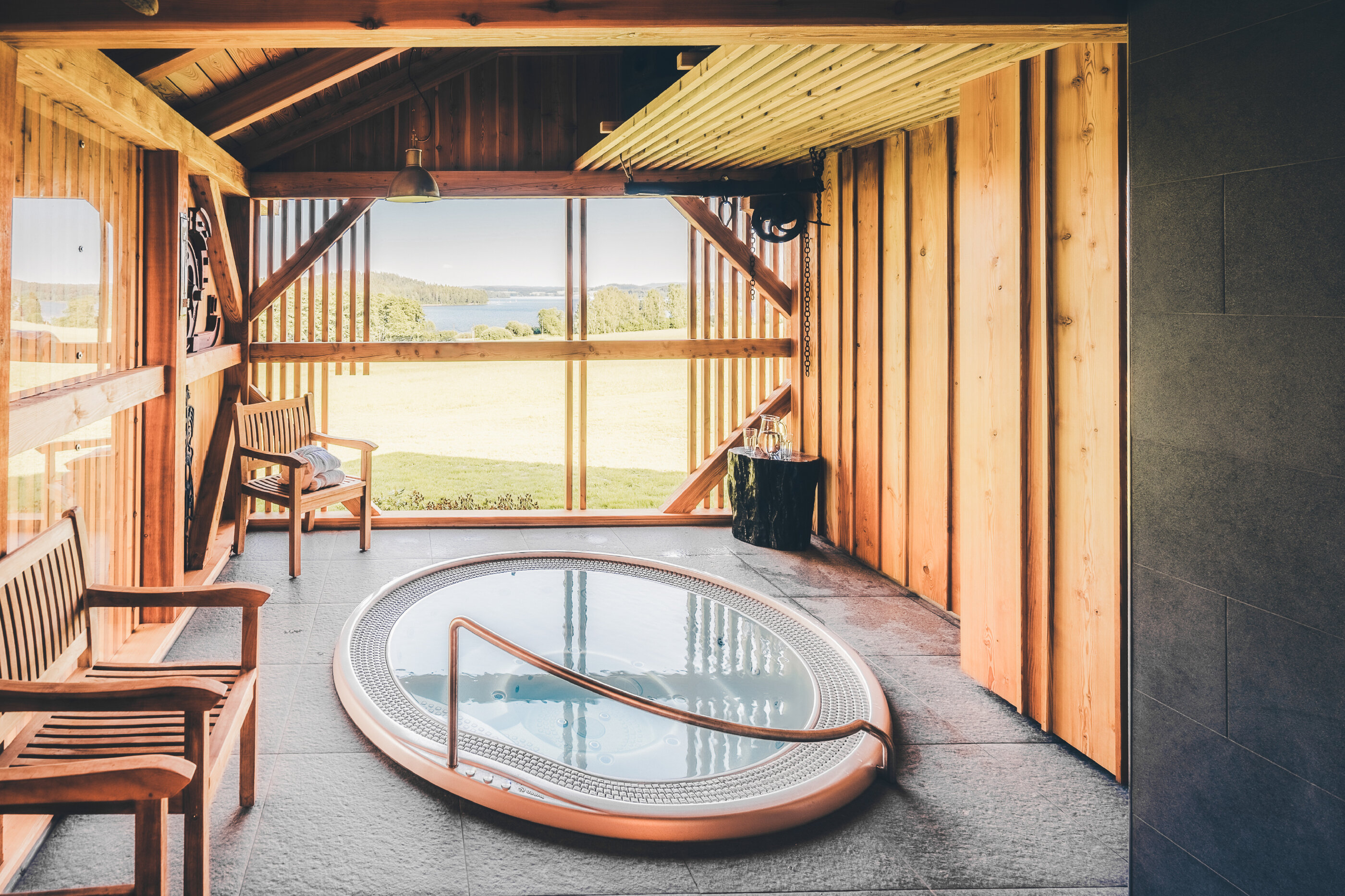 Kruhová profesionální vířivka USSPA Polo pro 5 lidí instalovaná ve vnitřním hotelovém wellness