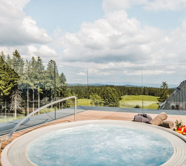 Venkovní kruhová vířivka USSPA Polo s kapacitou až 5 lidí instalovaná na terase s výhledem