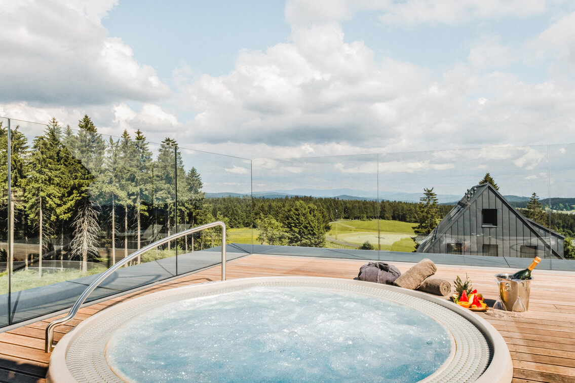 Venkovní kruhová vířivka USSPA Polo s kapacitou až 5 lidí instalovaná na terase s výhledem