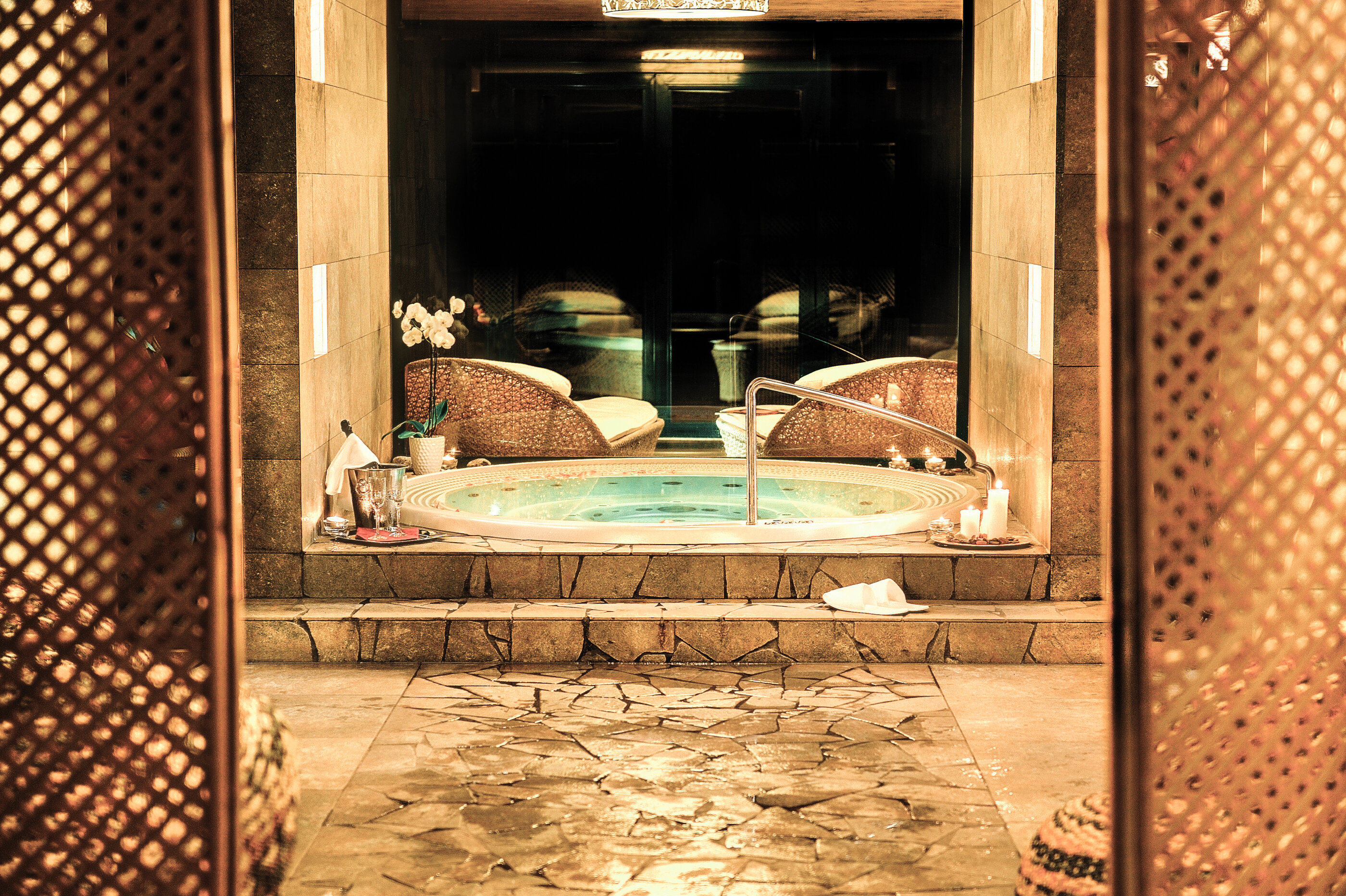 Komerční vířivka Polo s kapacitou až 5 lidí v luxusním soukromém wellness