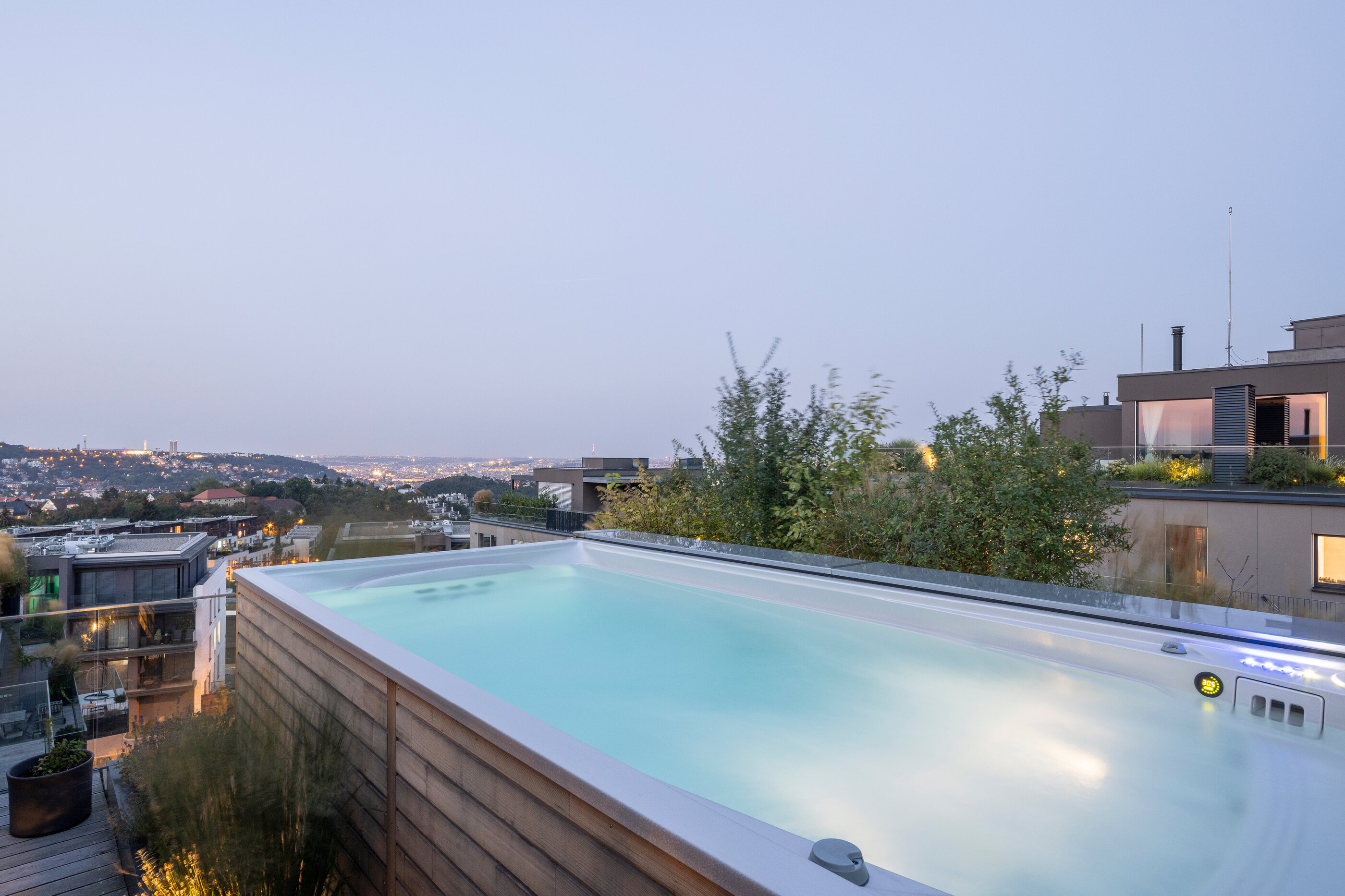 Nadzemní instalace celoročního bazénu USSPA Swim Spa M na terase obytného domu