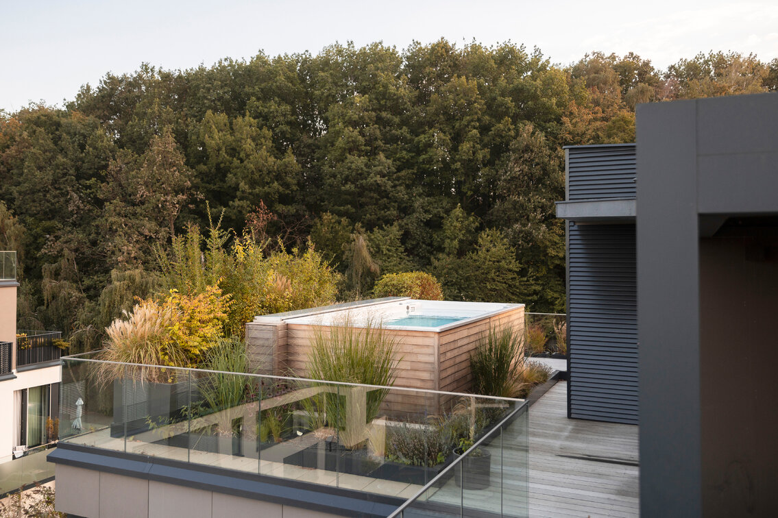 Celoroční bazén Swim Spa M od USSPA na terase obytného domu s výhledem