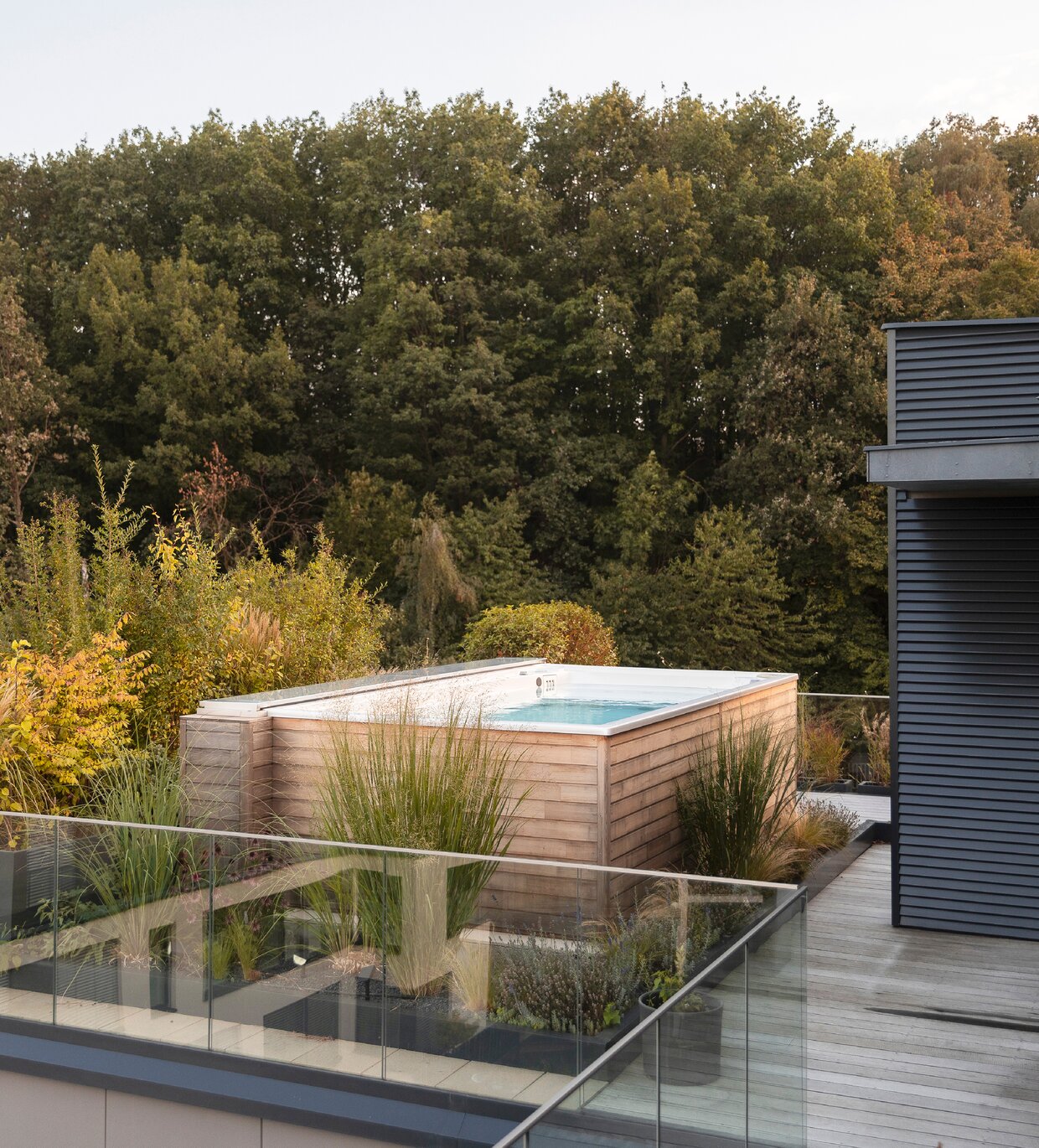 Celoroční bazén Swim Spa M od USSPA na terase obytného domu s výhledem