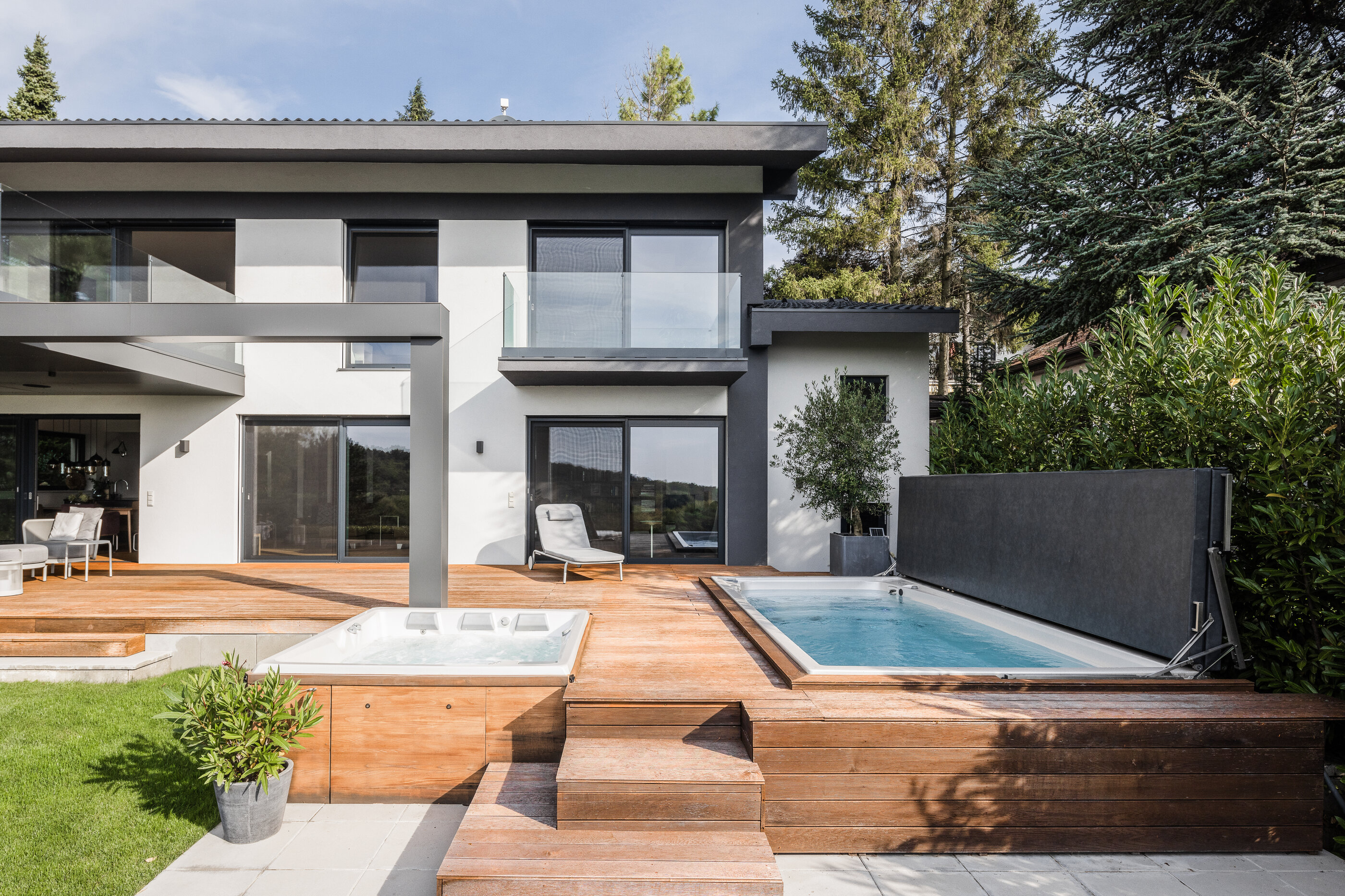 Celoroční bazén swim spa od USSPA instalován ve svažitém terénu spolu s vířivkou Persea iN