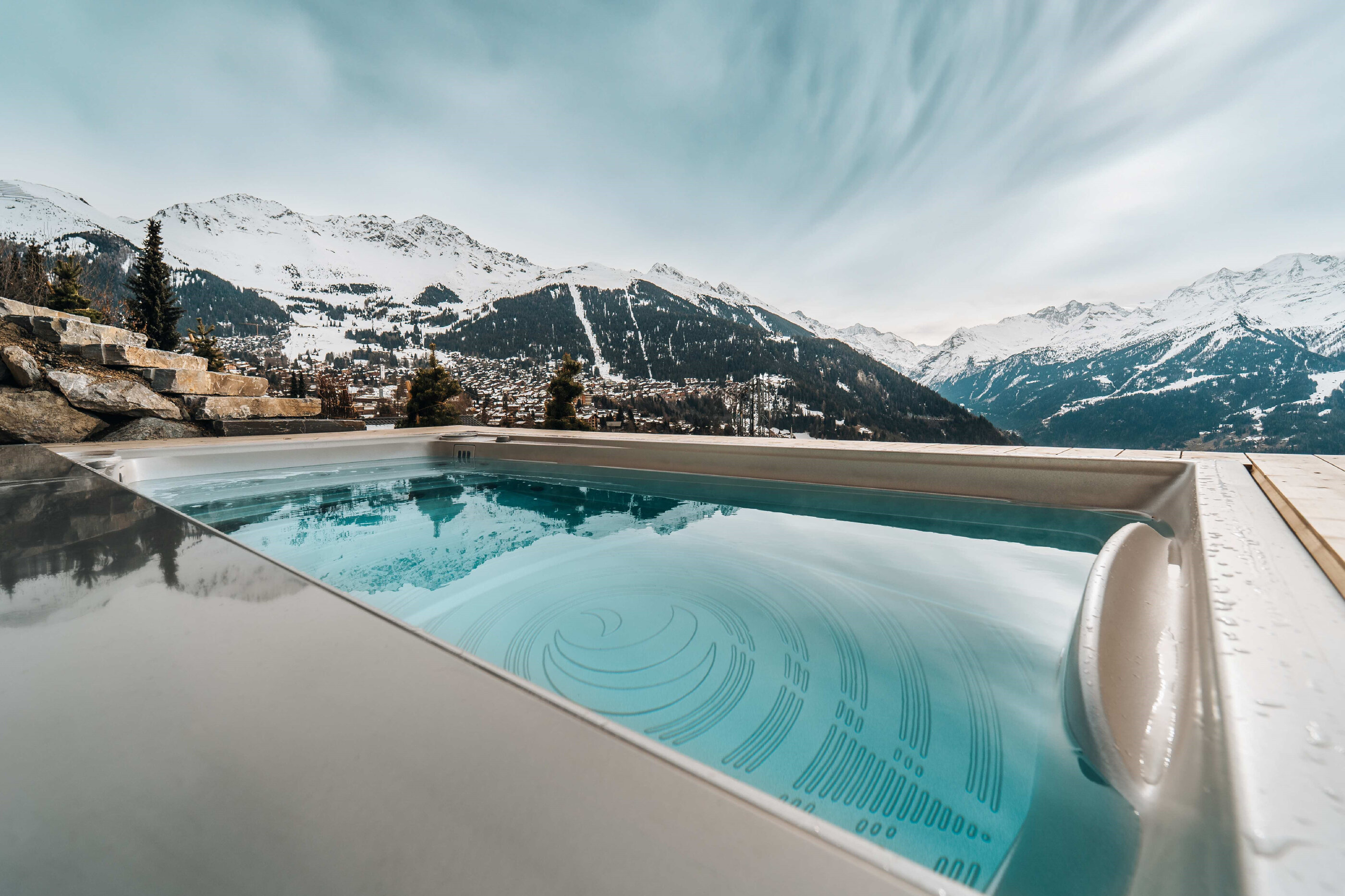 Swim Spa M zabudovaná do terasy uprostřed Švýcarských hor