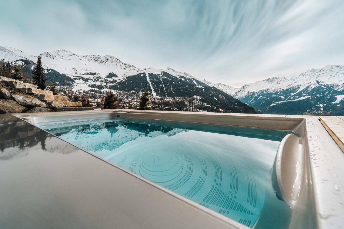 Swim Spa M zabudovaná do terasy uprostřed Švýcarských hor