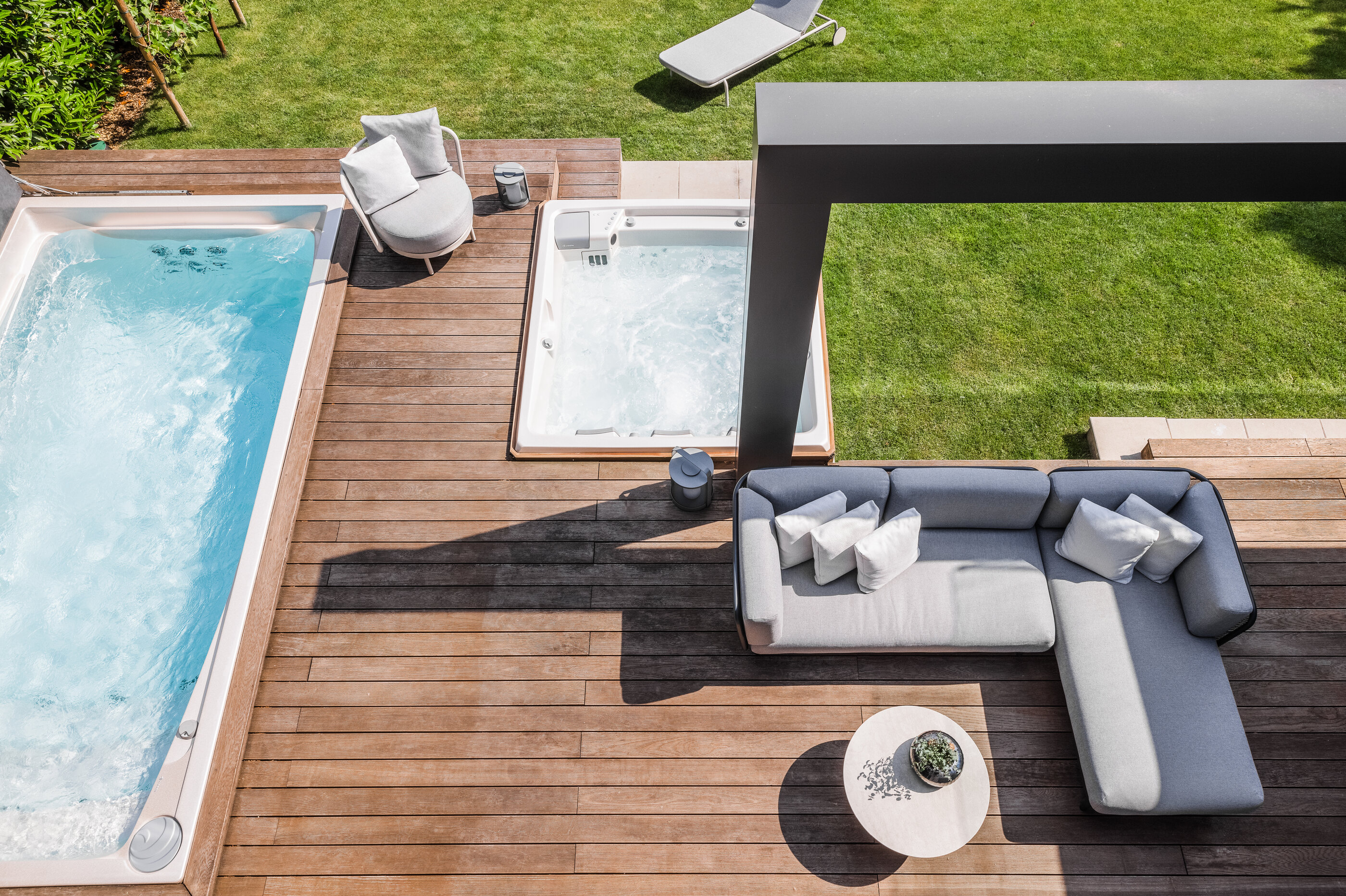 Celoroční bazén swim spa od USSPA instalován ve svažitém terénu spolu s vířivkou Persea iN