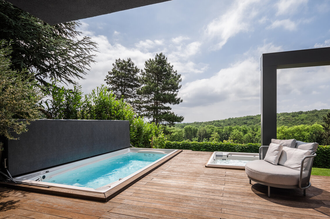 Kombinace celoročního bazénu USSPA Swim Spa M a vířivky Persea iN na terase