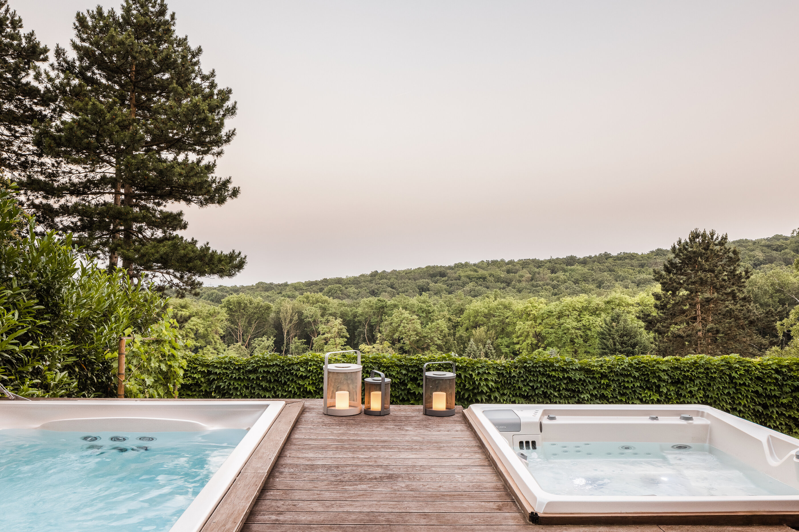 Kombinace celoročního bazénu USSPA Swim Spa M a vířivky Persea iN na terase