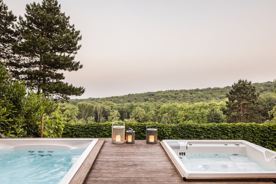 Kombinace celoročního bazénu USSPA Swim Spa M a vířivky Persea iN na terase