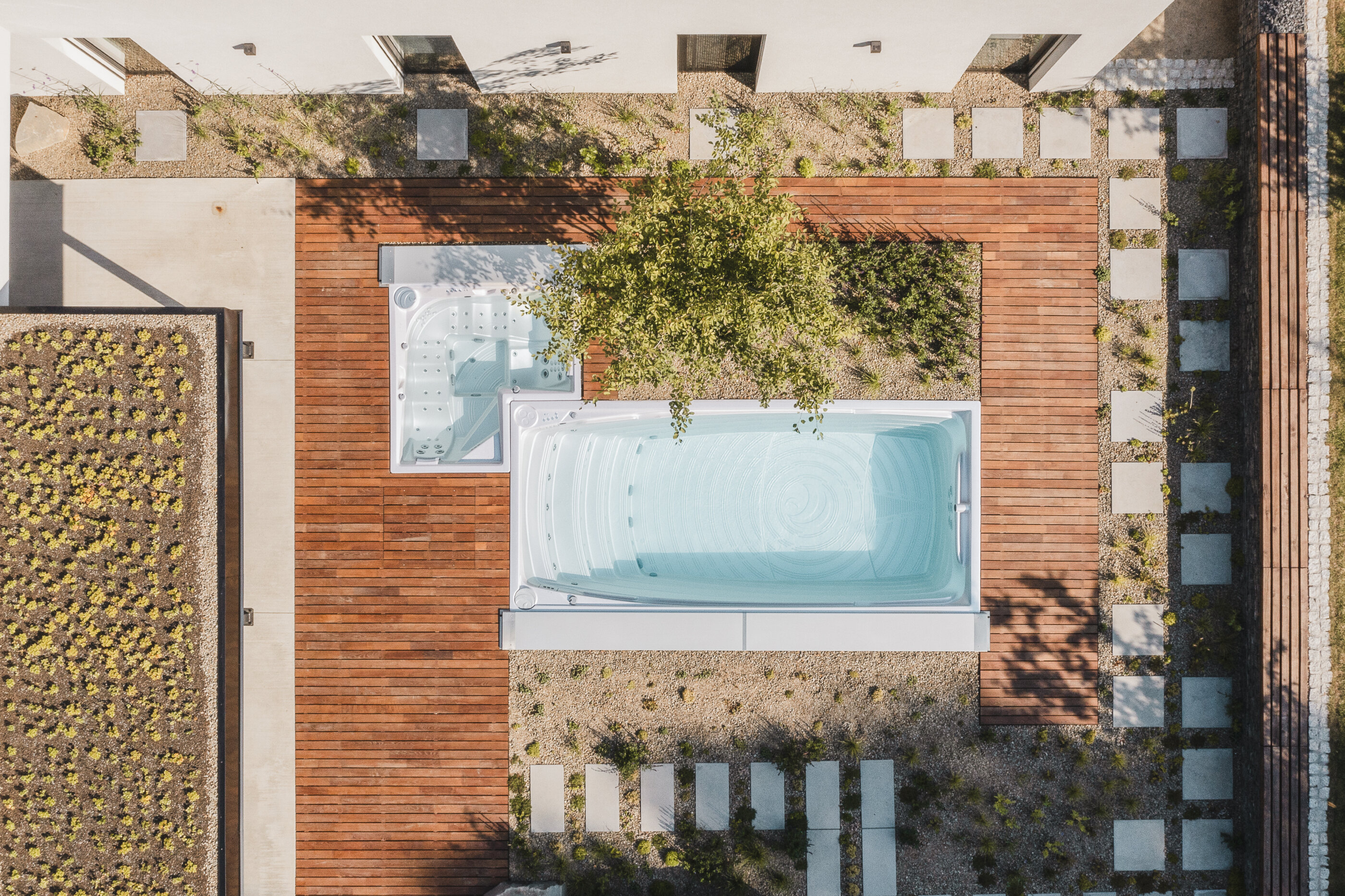 USSPA celoroční bazén Swim Spa XL zabudovaný do terasy v kombinaci s unikátní vířivkou Combi iN