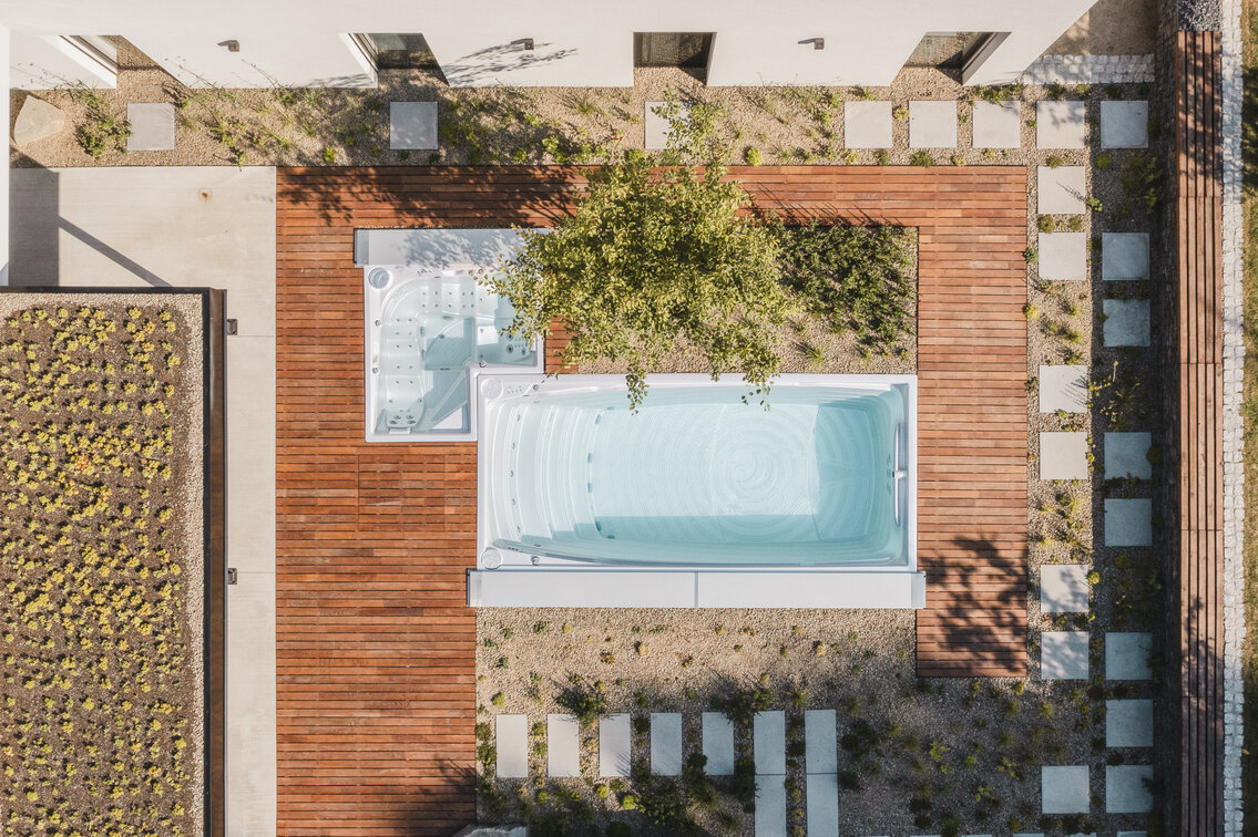 USSPA celoroční bazén Swim Spa XL zabudovaný do terasy v kombinaci s unikátní vířivkou Combi iN