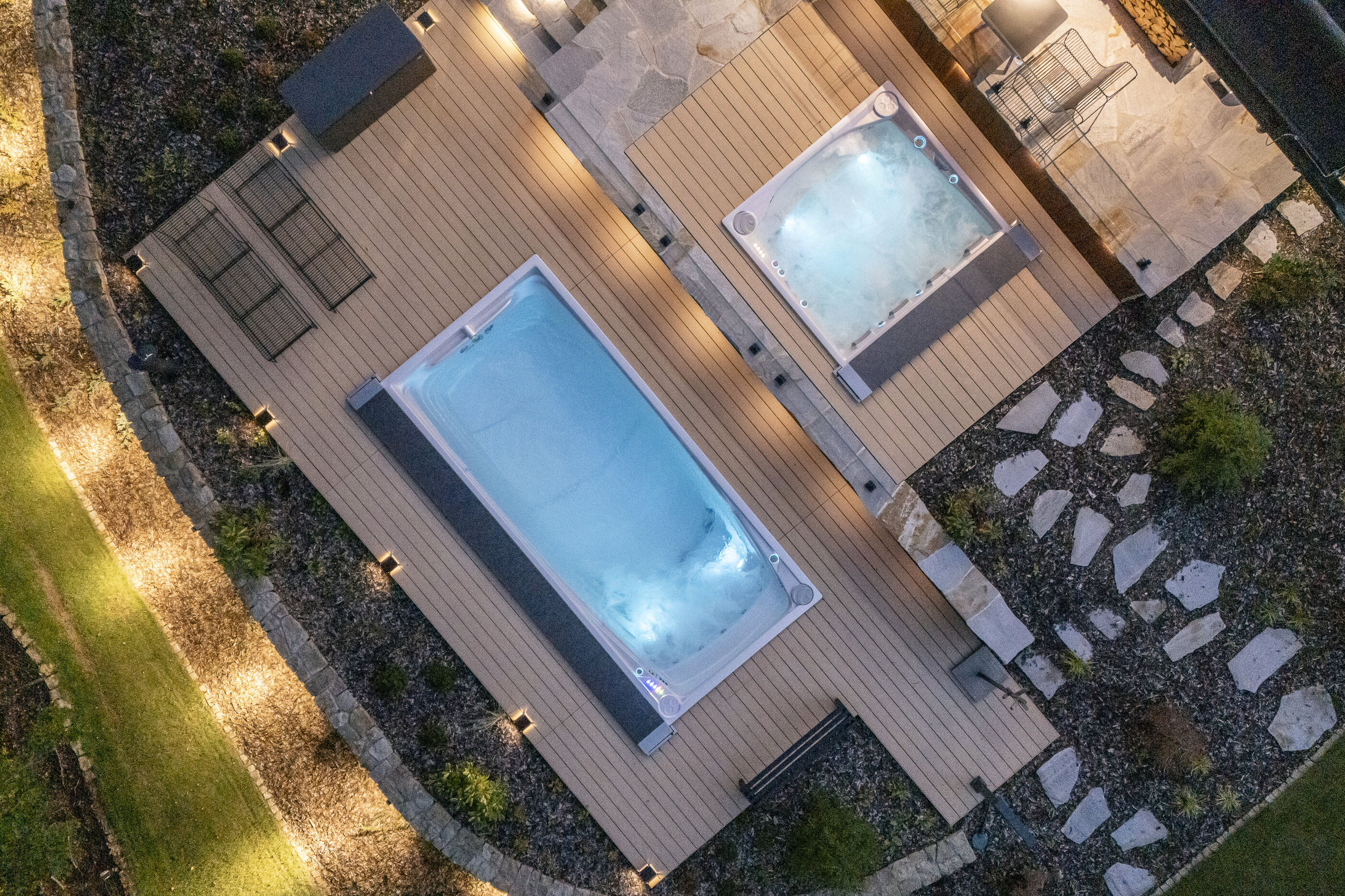 Celoroční bazén Swim Spa XL s automatickým zakrytím doplněn o luxusní vířivku Lounge iN zabudovanou do terasy