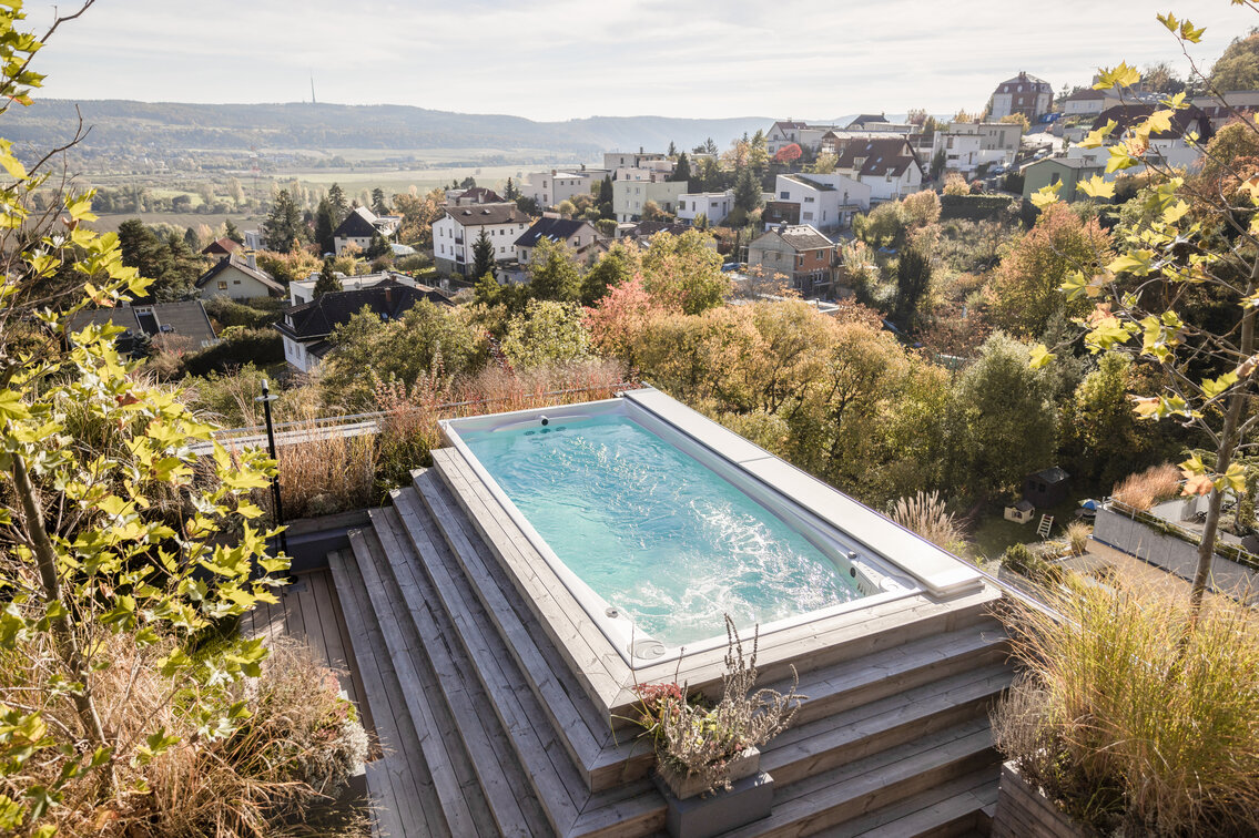 Celoroční bazén USSPA Swim Spa XL s automatickým zastřešením instalován v nadzemní variantě na střeše obytného domu