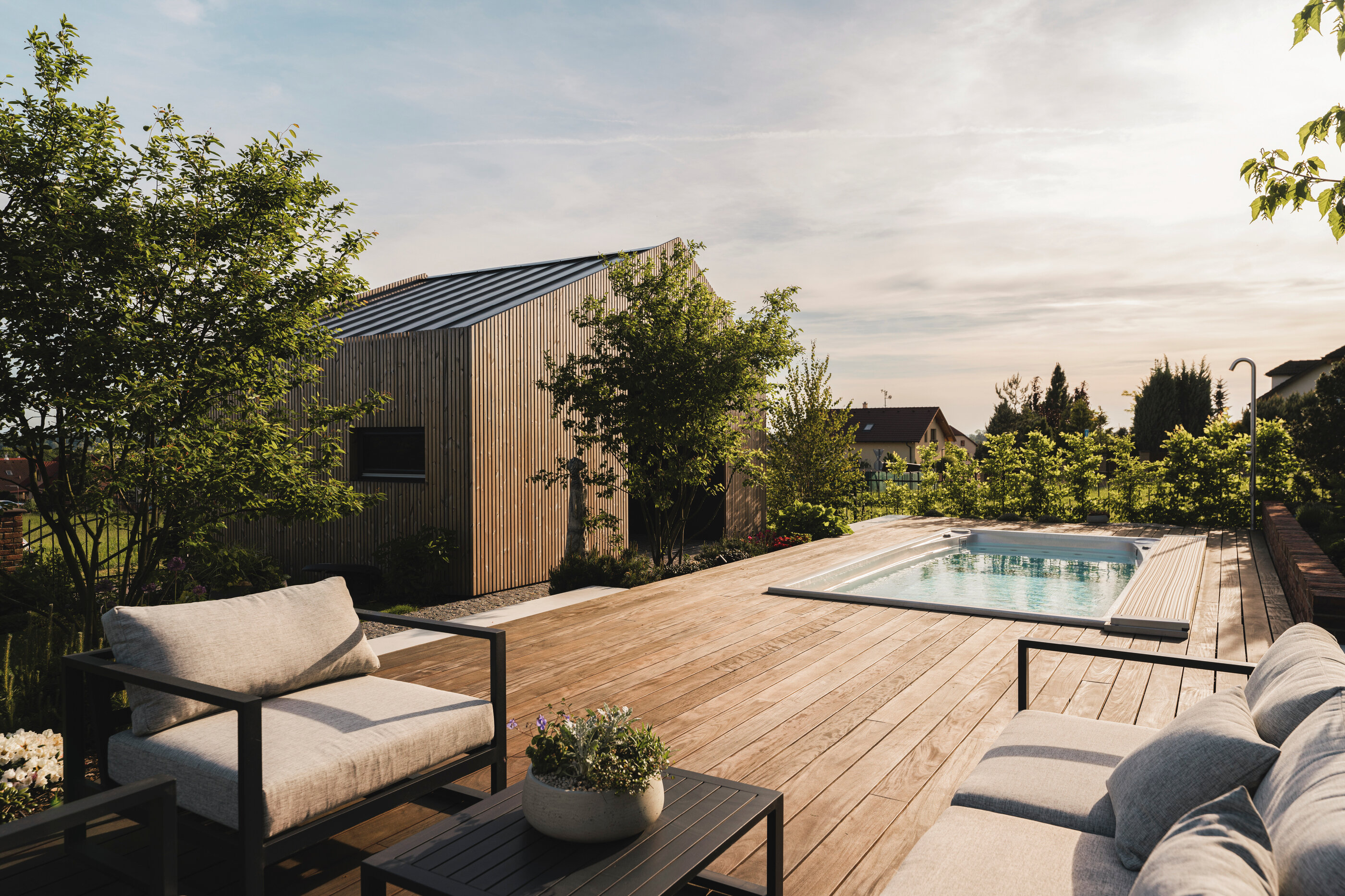 Celoroční bazén Swim Spa XL s protiproudem zabudovaný do dřevěné terasy v klidné částí zahrady