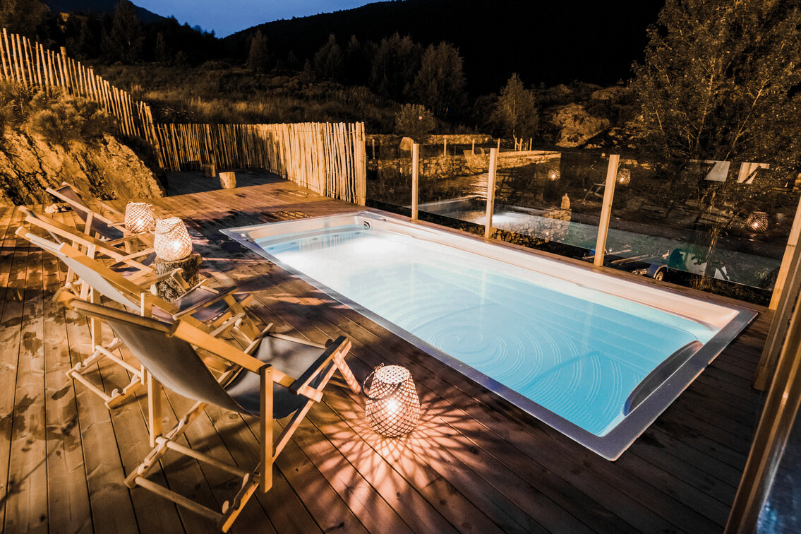 Večerní pohled na celoroční bazén USSPA Swim Spa XL