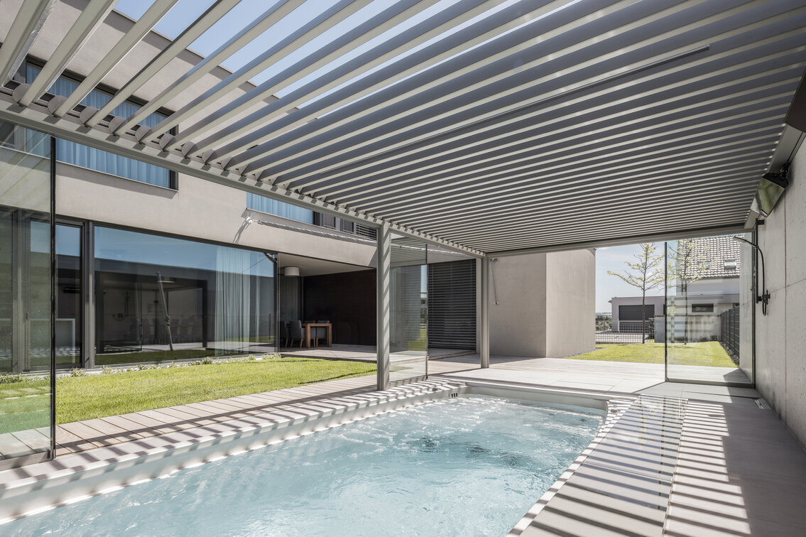 Celoroční bazén USSPA Swim Spa XL s automatickým termokrytem umístěn v bioklimatické pergole