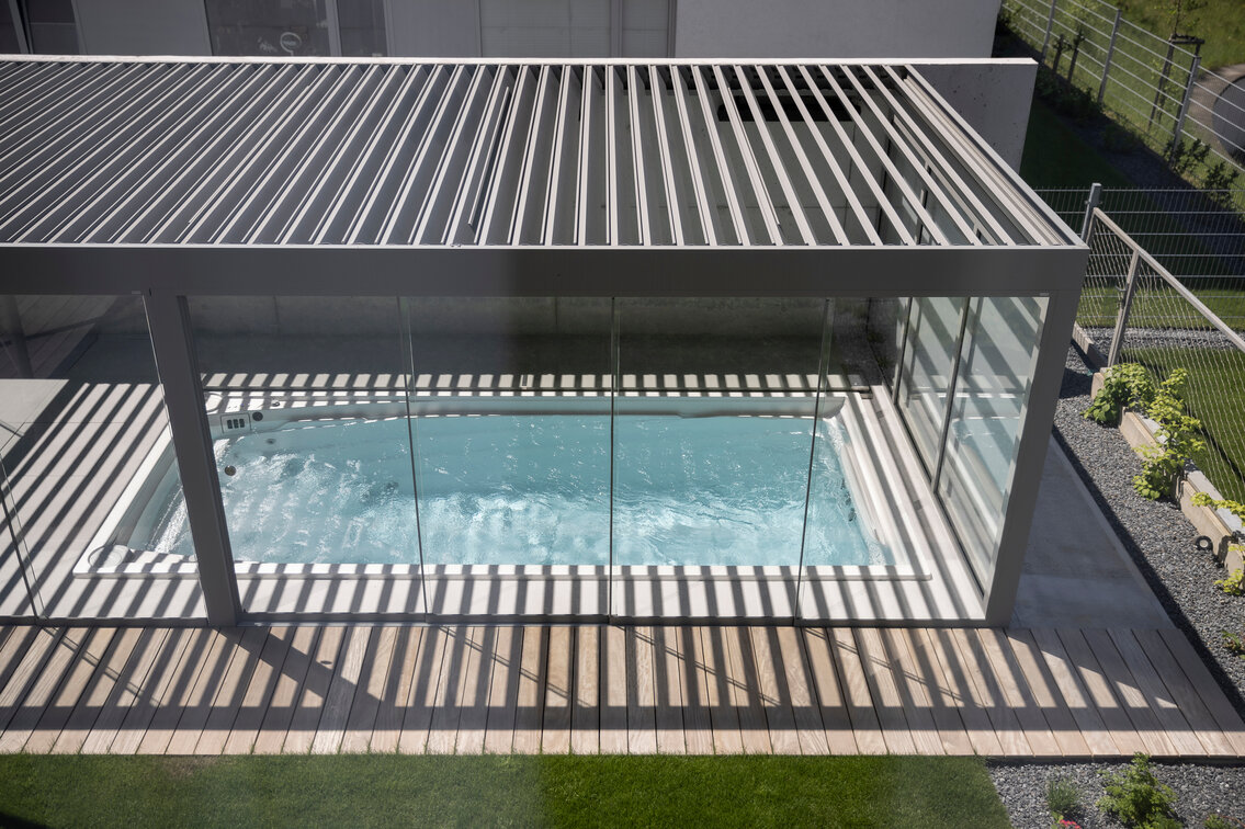 Celoroční bazén USSPA Swim Spa XL s automatickým termokrytem umístěn v bioklimatické pergole