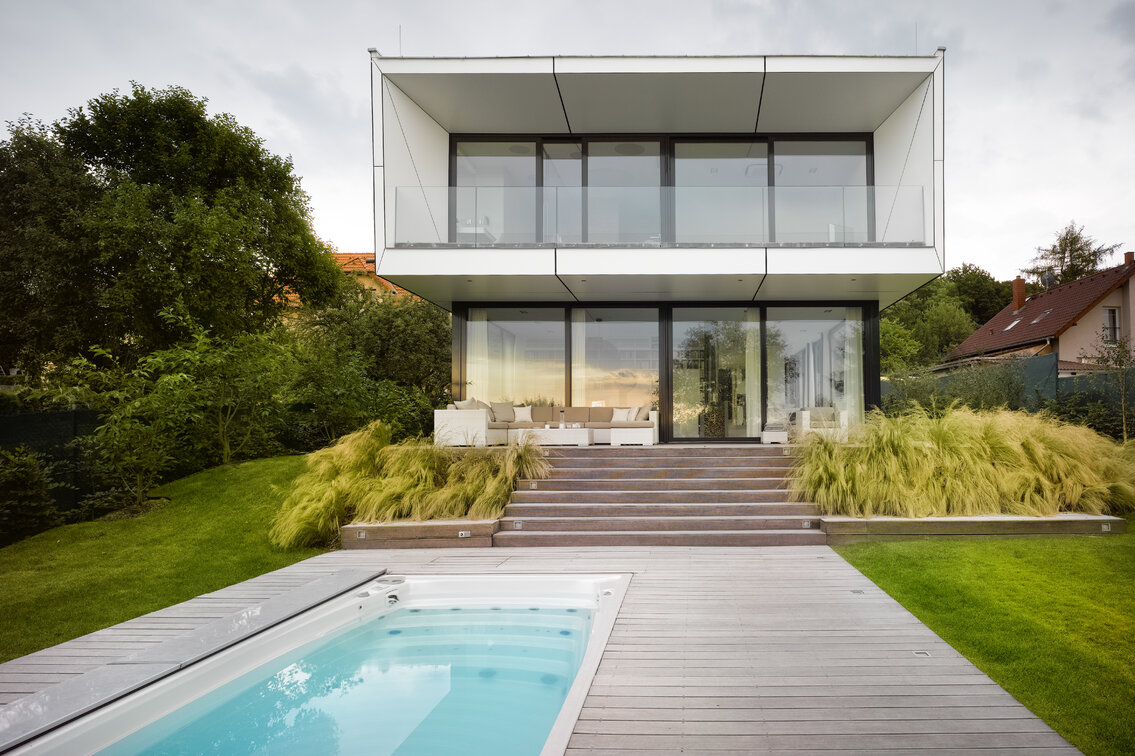 Luxusní vila s bazénem USSPA Swim Spa XL vybaveným automatickým zakrytím